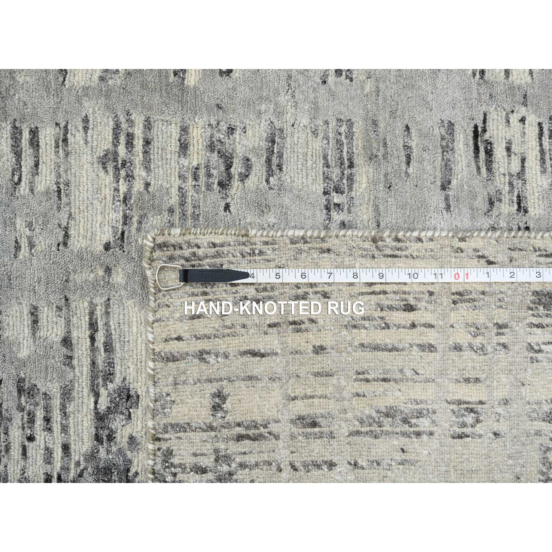 R64715%20012