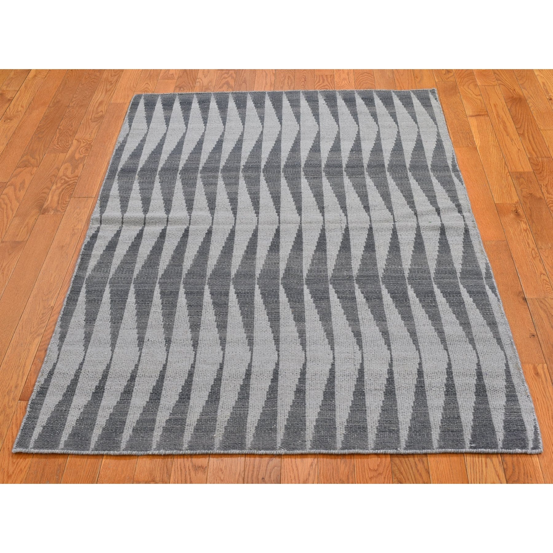 R66079%20003