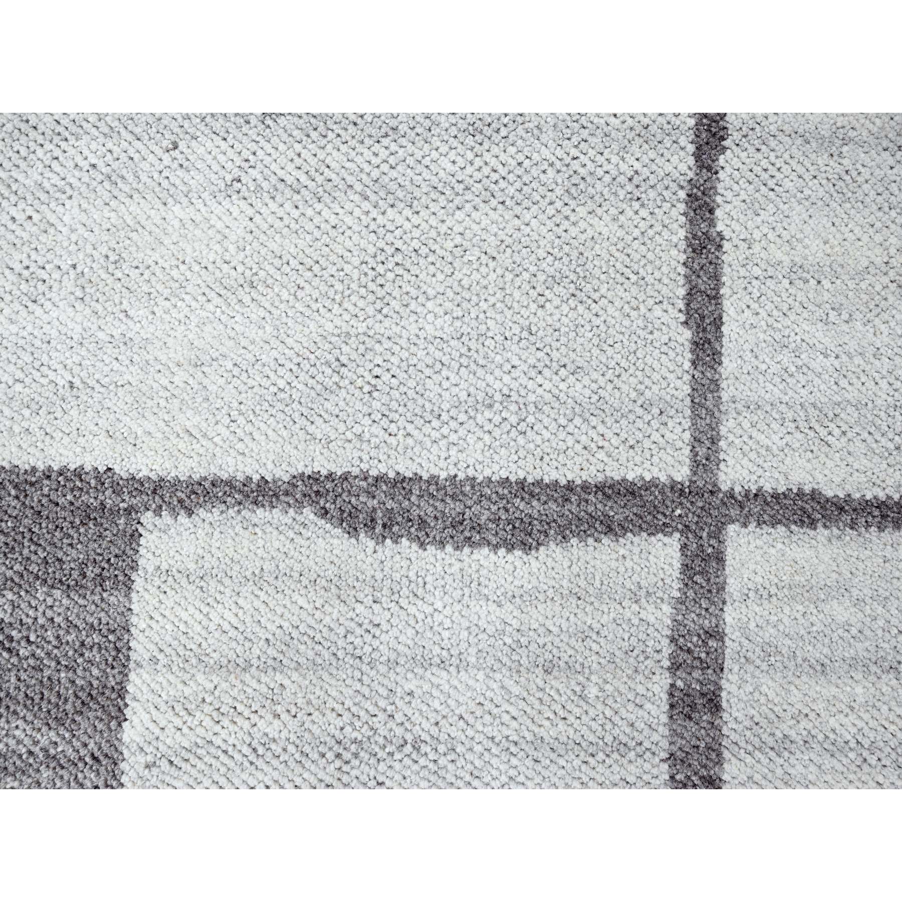 R84332%20009